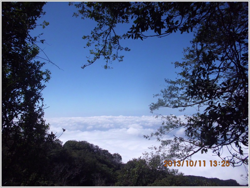 2013-10-11 13-21-54山頂漂亮的雲海.JPG